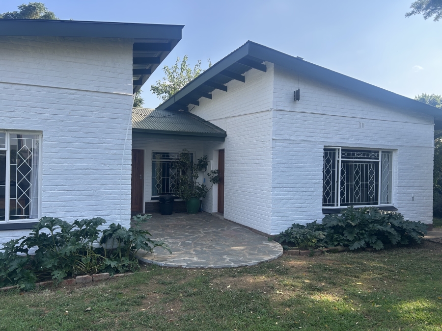 5 Bedroom Property for Sale in Viljoenskroon Free State